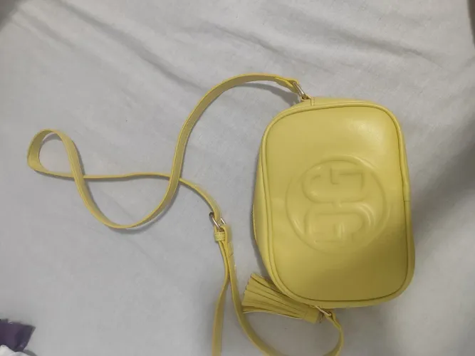 Bolsa de Ombro Amarela com Detalhe em Relevo