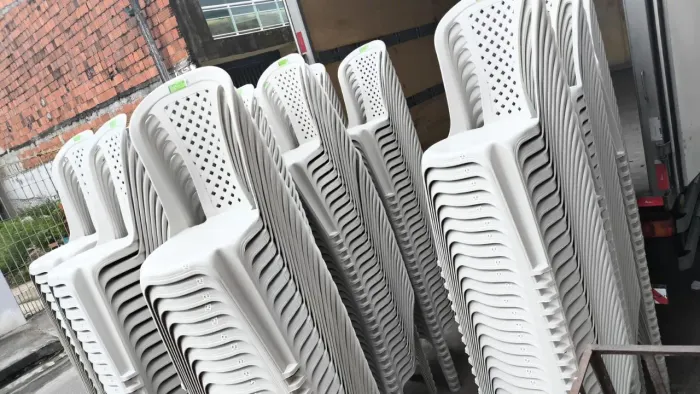 Cadeiras Plásticas Brancas Empilháveis - Ótimo Preço!