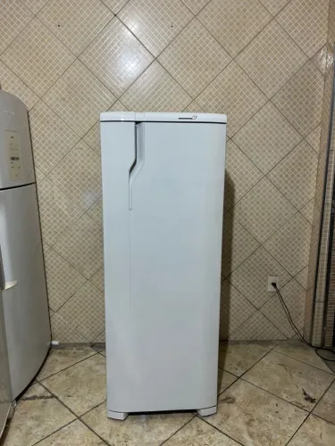 Geladeira Eletrolux 300 litros