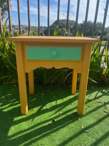 Escrivaninha charmosa com design retrô