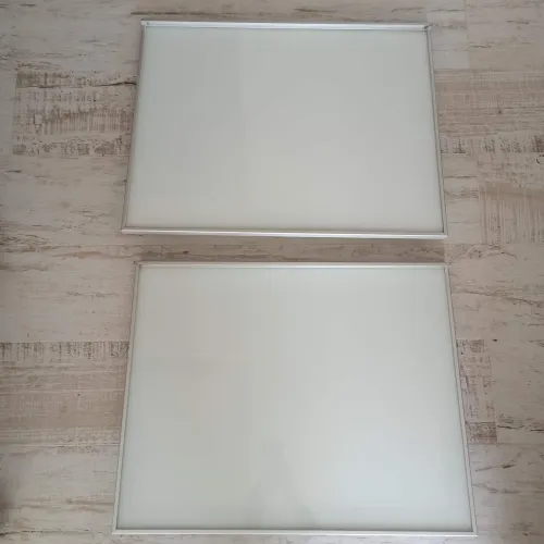 2 portas basculantes e duas frente de gavetas em vidro branco com puxador