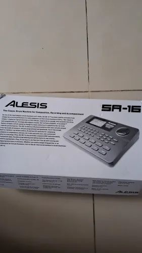 Bateria Eletrônica Alesis SR-16. Já programada com ritmos brasileiros. 