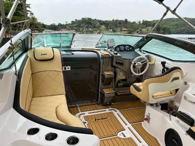 Lancha Focker 265 Cabinada com motor Mercruiser 350 HP