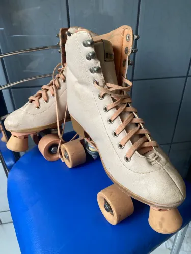 Patins Botinha Couro Rolamento nas Rodas