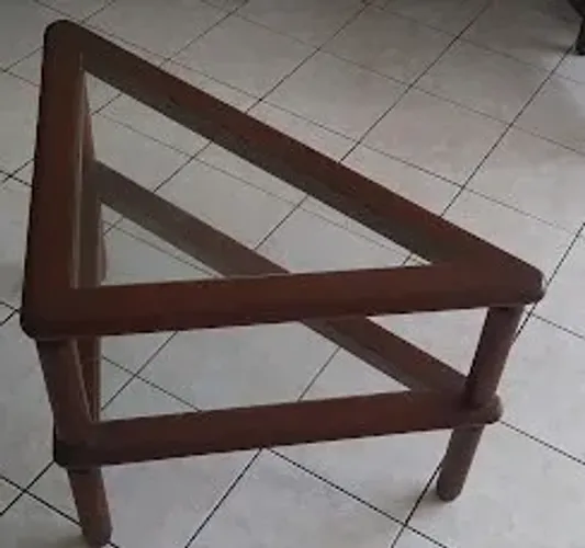 Mesa de canto triangular de madeira
