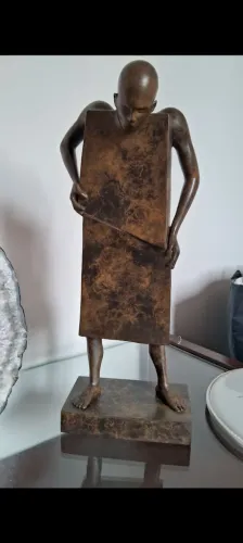 Escultura de bronze do artista Jean-Louis Corby. A