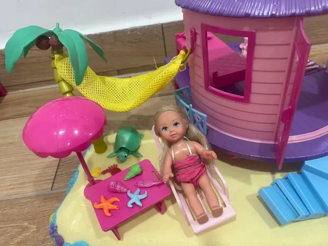 Casinha na praia de brinquedo com acessórios 