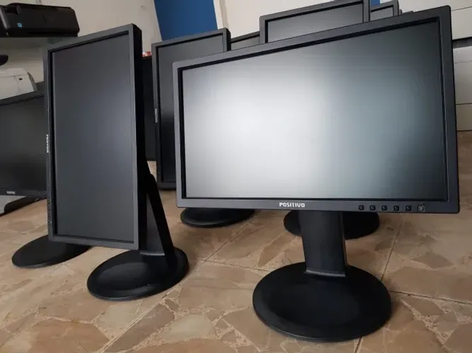 Monitor vira na vertical e horizontal e regulagem de altura