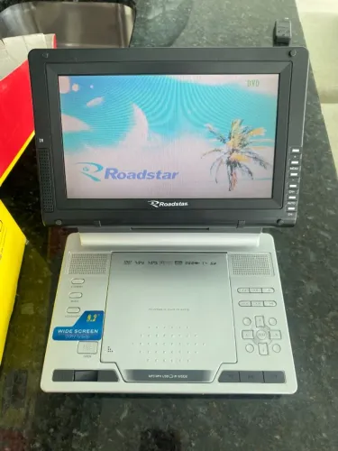 LEITOR CD/DVD PORTÁTIL COM TELA ROADSTAR (C/ DEFEITO)
