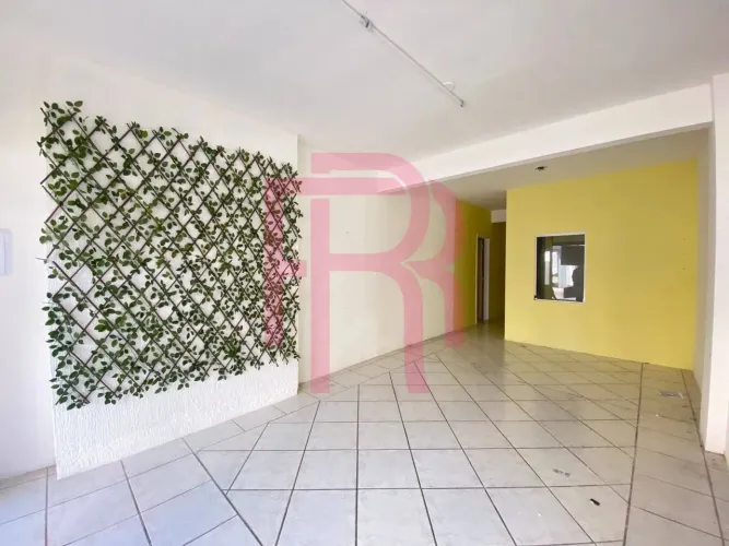 Sala Comercial para locação anual no Centro de Balneário Camboriú.