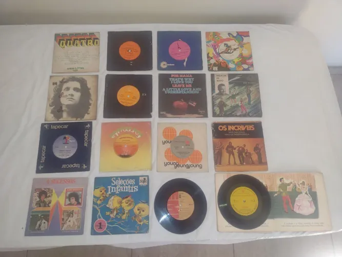 16 discos de vinil compactos de músicas diversas