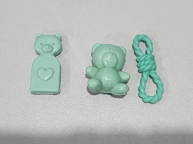 Miniaturas de ursinhos e nó