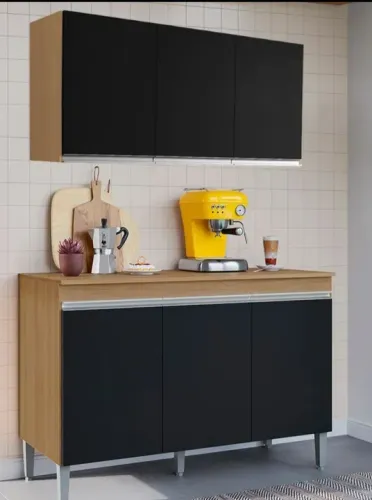 Conjunto de armários de cozinha preto e madeira