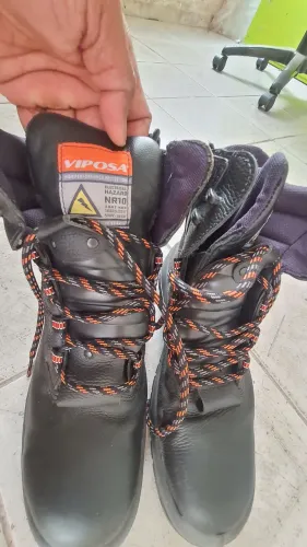 Vende-se bota de segurança tamanho 43 44