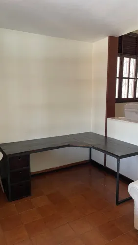 Escrivaninha em L de madeira com gavetas