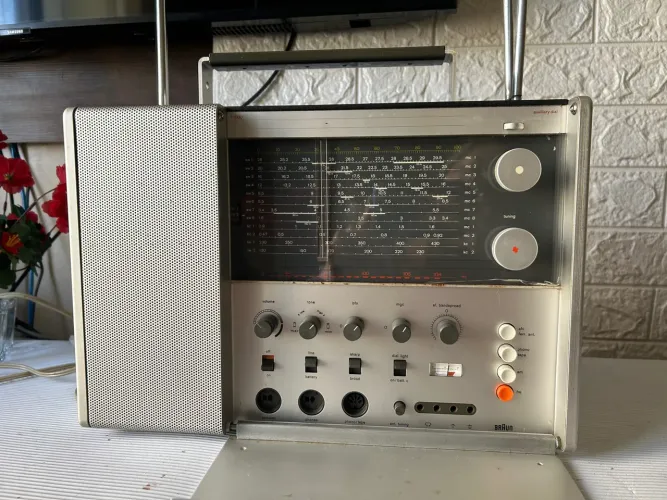 Rádio Braun T1000 CD - por Dieter Rams 