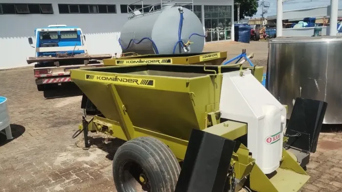 Vendo 01 Distribuidor de Adubo, calcário, gesso e Orgânicos KAMAK