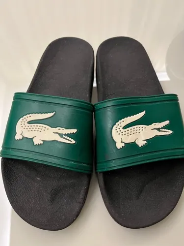 Chinelo Lacoste