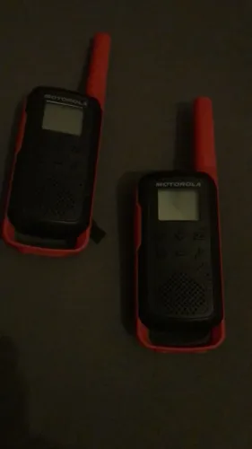 RADIO COMUNICADOR TALKABOUT MOTOROLA T210BR ALCANCE 32 KM COR VERMELHO PRETO UHF