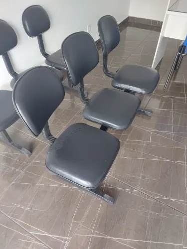 2 Longarinas de 3 Lugares Pretas - Ótimo Estado