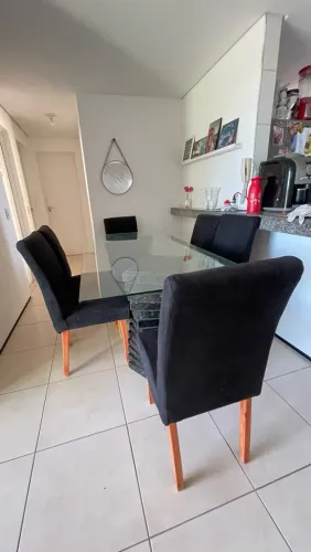 Mesa de 6 lugares com as cadeiras