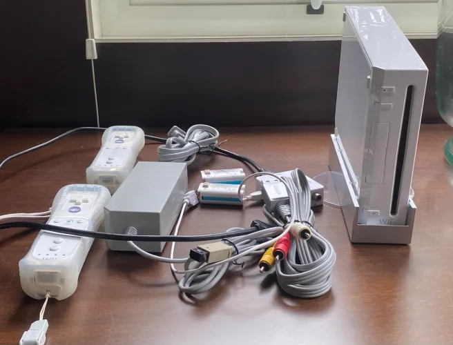 NINTENDO Wii - Completo c/ acessórios e jogos