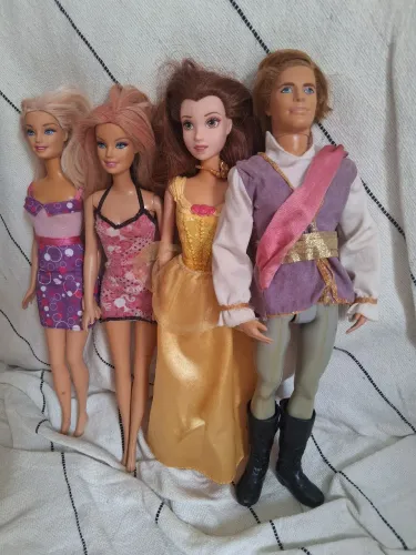 Bonecas barbie  e ken com pequenos defeitos. 