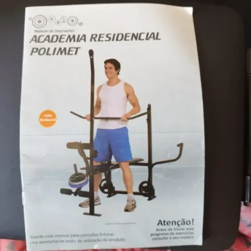Academia Polimet com barras e anilhas.