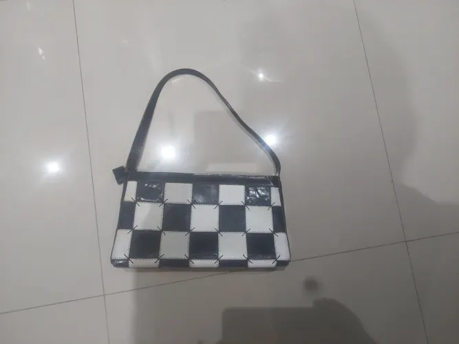 Bolsa feminina em couro cores preta e branca