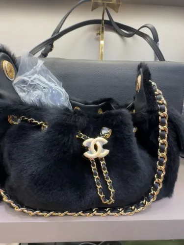 Bolsa de couro legítimo preto e pony hair plush modelo Chanel 25 mini