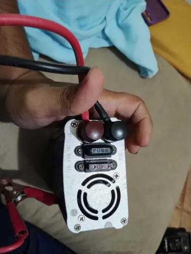 inversor de potência veicular da marca Leboss, modelo com capacidade de 1000W