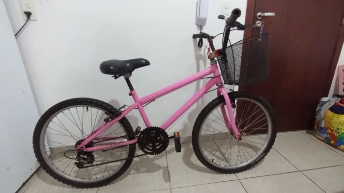 Bicicleta rosa em bom estado 