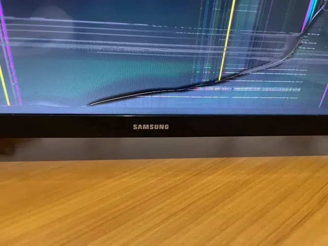 Samsung Smart TV 32" com Tela Quebrada + Controle Original - Para Peças