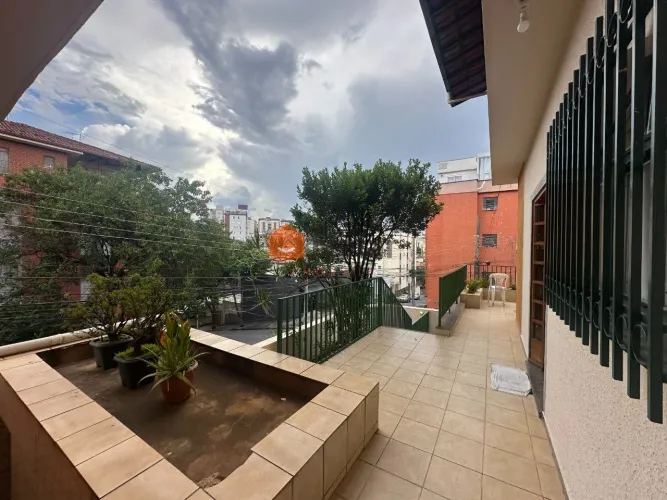 Casa á venda de 3 quartos com suíte e 1 vaga no Bairro Sagrada Família em Belo Horizonte M