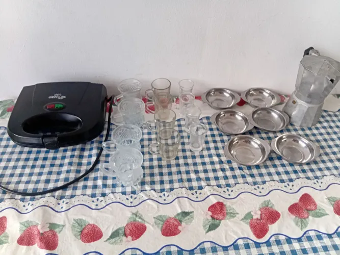Sanduicheira com utensílios para cozinha