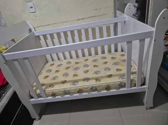 Berço infantil com o colchão 