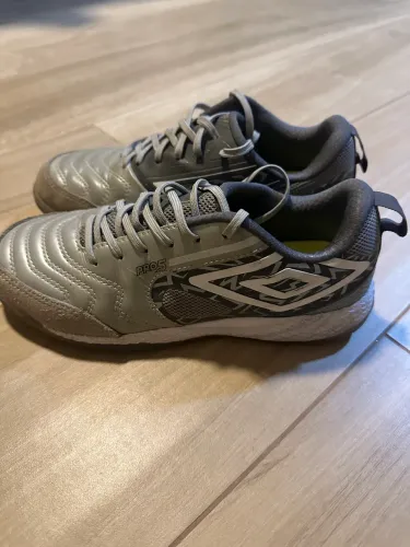 Chuteira umbro pro 5 bump cinza 