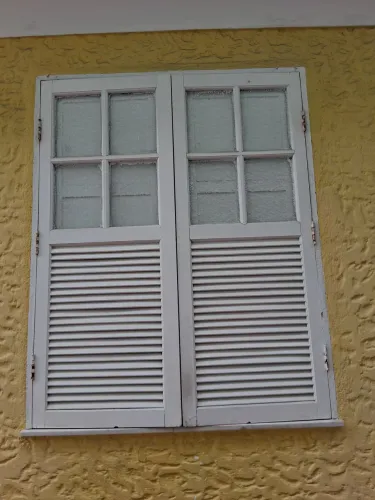 Janelas e portas de madeira maciça e mais grades pantograficas