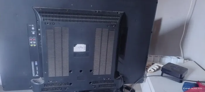 Vendo uma TV de CLD 32 polegadas (não é smartv) para retirada de peças