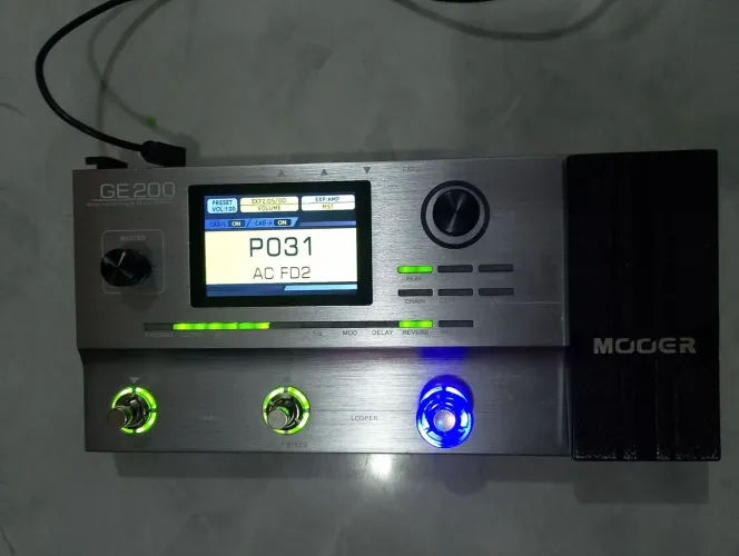 Pedaleira Mooer GE200 para guitarra