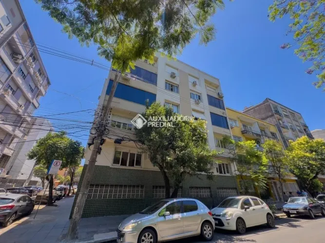 Apartamento 2 dormitórios, 2 banheiros, de frente , sacada! 125 m2, bairro Bom Fim