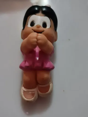 Mini Magali antiga de vinil, agarradinha.