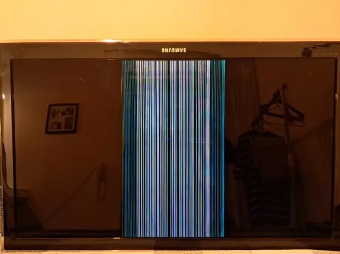 TV Samsung 42 com listas verticais na tela