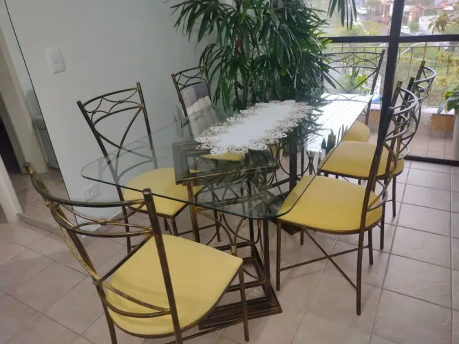 Mesa com 6 cadeiras