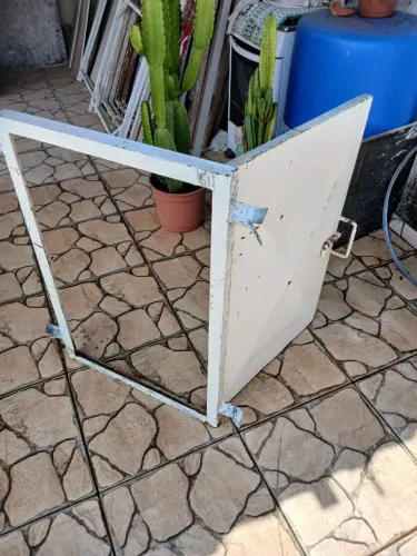Portão de Alçapão de ferro com batente e grapa