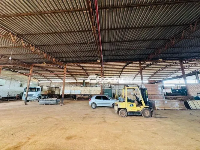 Galpão industrial para locação com amplo pátio para manobras e estacionamento. Br 364 km 6