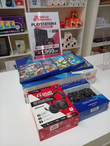 Playstation 4, 5 jogos, controle e fone acompanhado