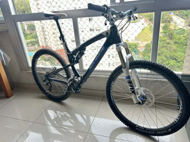 Bike canadense Rocky Mountain toda em Carbono aro 26