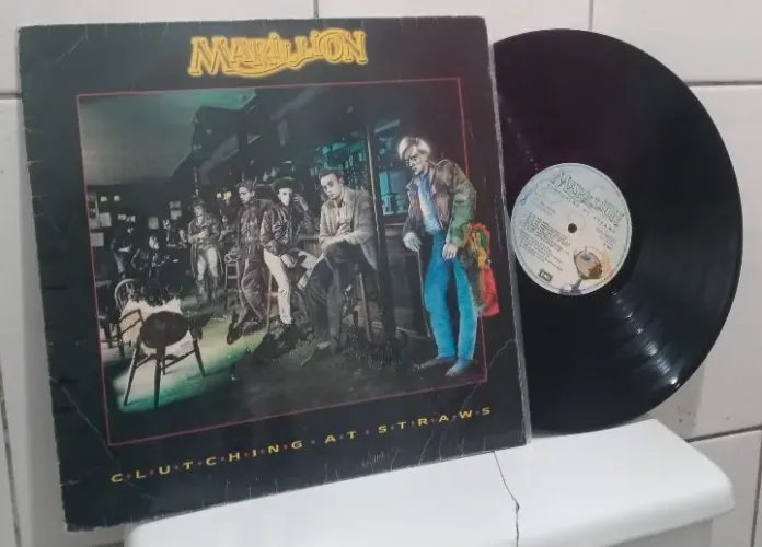 lp marillion clutching at straws 1987 com encarte/ Leia Descricao