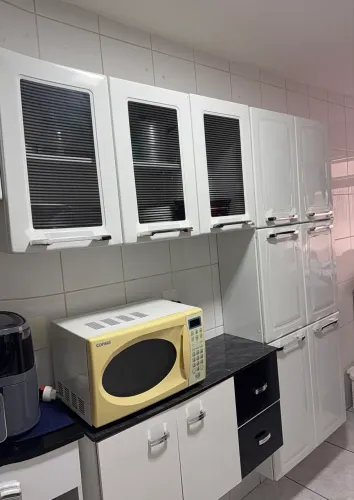Cozinha compacta Itatiaia com 11 portas e 9 prateleiras 